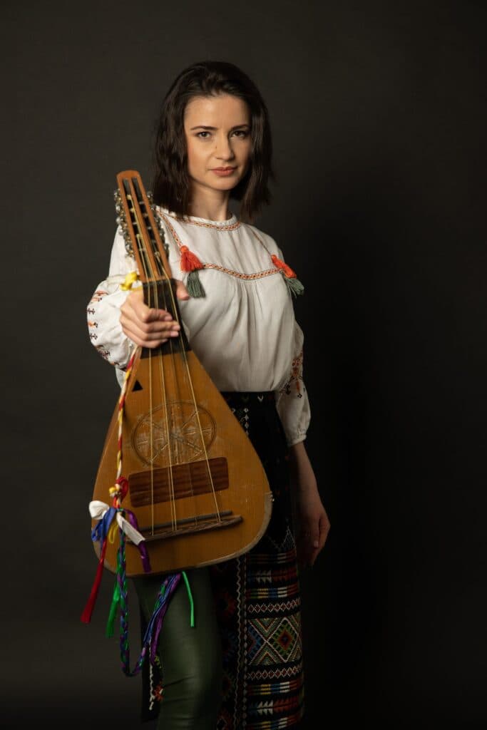 Fata cu cobza 1